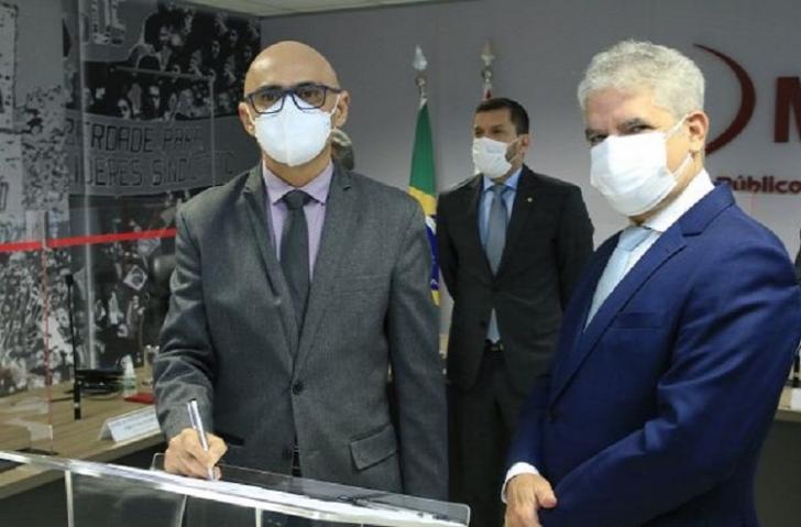 Foto do novo Procurador-Chefe em sua posse 