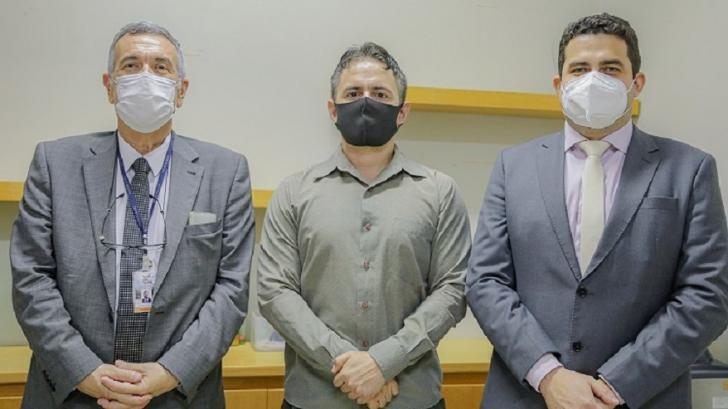 Foto da posse do servidor Ramon Ferreira juntamente com o Diretor Geral do TRT8 e o diretor da SEGEP. 