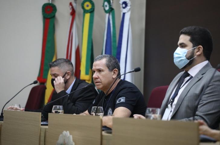 Coordenador da CODSE, coronel André Cunha, ao centro, ladeado pelo diretor-geral, Rafael Pinheiro e palestrante, coronel Bassalo