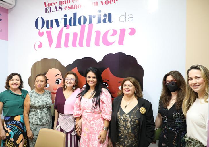 Sete mulheres lado a lado.