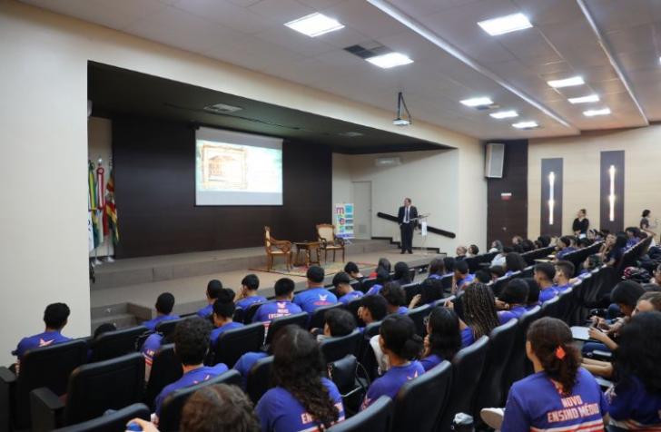 Fotografia do auditório  Aloysio da Costa com diversos alunos da Escola Técnica e da Escola de Nível Médio Magalhães Barata sent