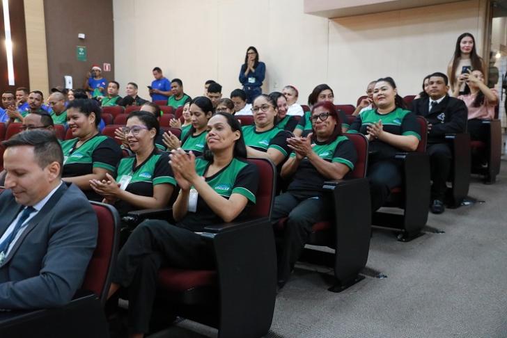 Fotografia em ambiente fechado que reúne os servidores terceirizados