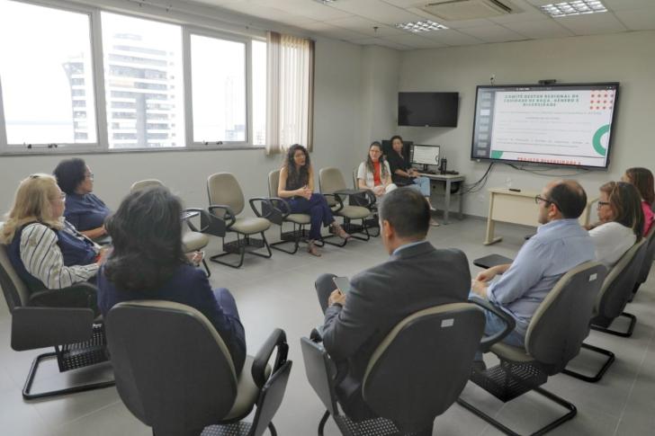 Foto colorida da sala de aula da Ejud onde integrantes do Programa Diversidade e Empregabilidade falam aos convidados.