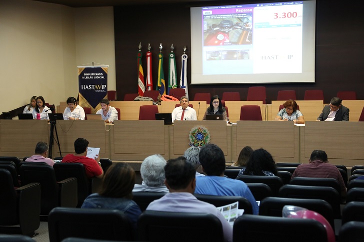 Foto da equipe de leilões e publico presente