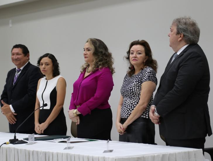 na foto, composição da mesa de abertura do evento.