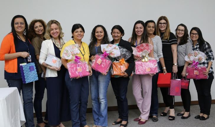 Fotos das servidoras com os presentes do sorteio em mãos