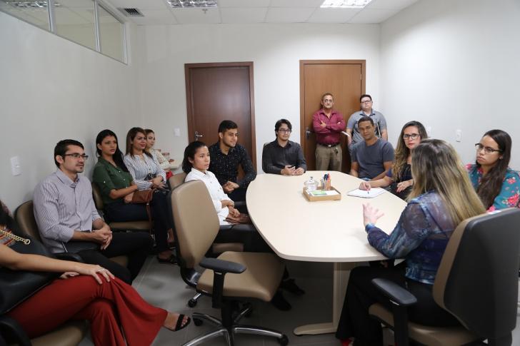 Coordenadora do Cejusc Belém e alunos da FIBRA sentados ao redor da mesa da sala de reuniões do CEJUSC.