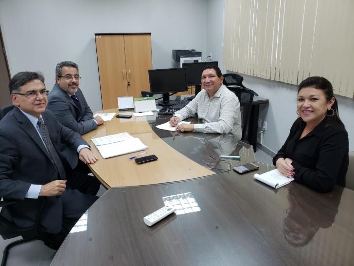 Participantes da reunião: des. Walter Paro, des. Luis Ribeiro, juiz Itamar Fernades e Rosineide Marques da EJUD.