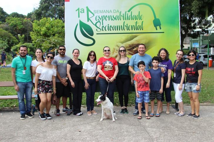 Presidente e servidores na frente do Backdrop da 1ª Semana da Responsabilidade Socioambiental