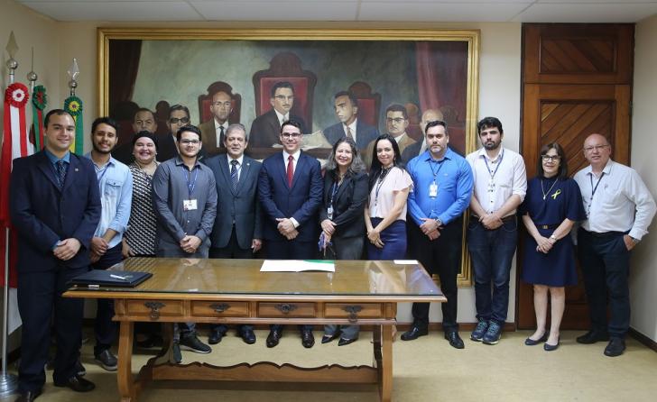 Foto do novo servidor com a nova equipe e colegas de trabalho.